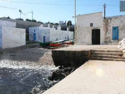 Tutt�intorno sono presenti una serie di casette bianche dalle porte dipinte di azzurro, un tempo rifugio di marinai ma oggi perlopi� abbandonate dopo essere state al centro di un�inchiesta giudiziaria riguardante la loro concessione
